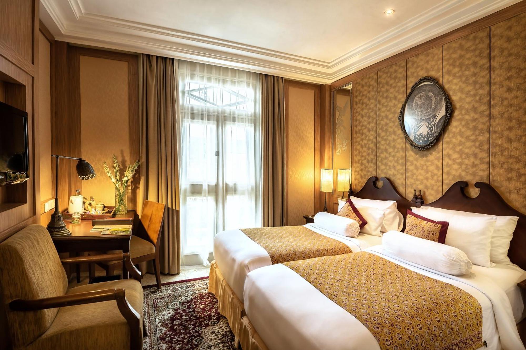 Hotel The Phoenix - Handwritten Collection